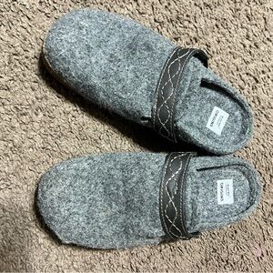 Earth Gray Felt Slippers with Black Strap